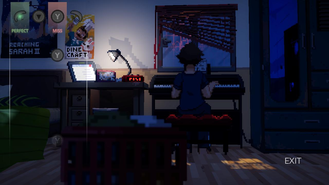 Eine Person spielt Klavier in einem verpixelten Raum. Poster, ein Schreibtisch mit Lampe und eine Digitaluhr sind sichtbar. Hinter der Person ist ein Fenster.