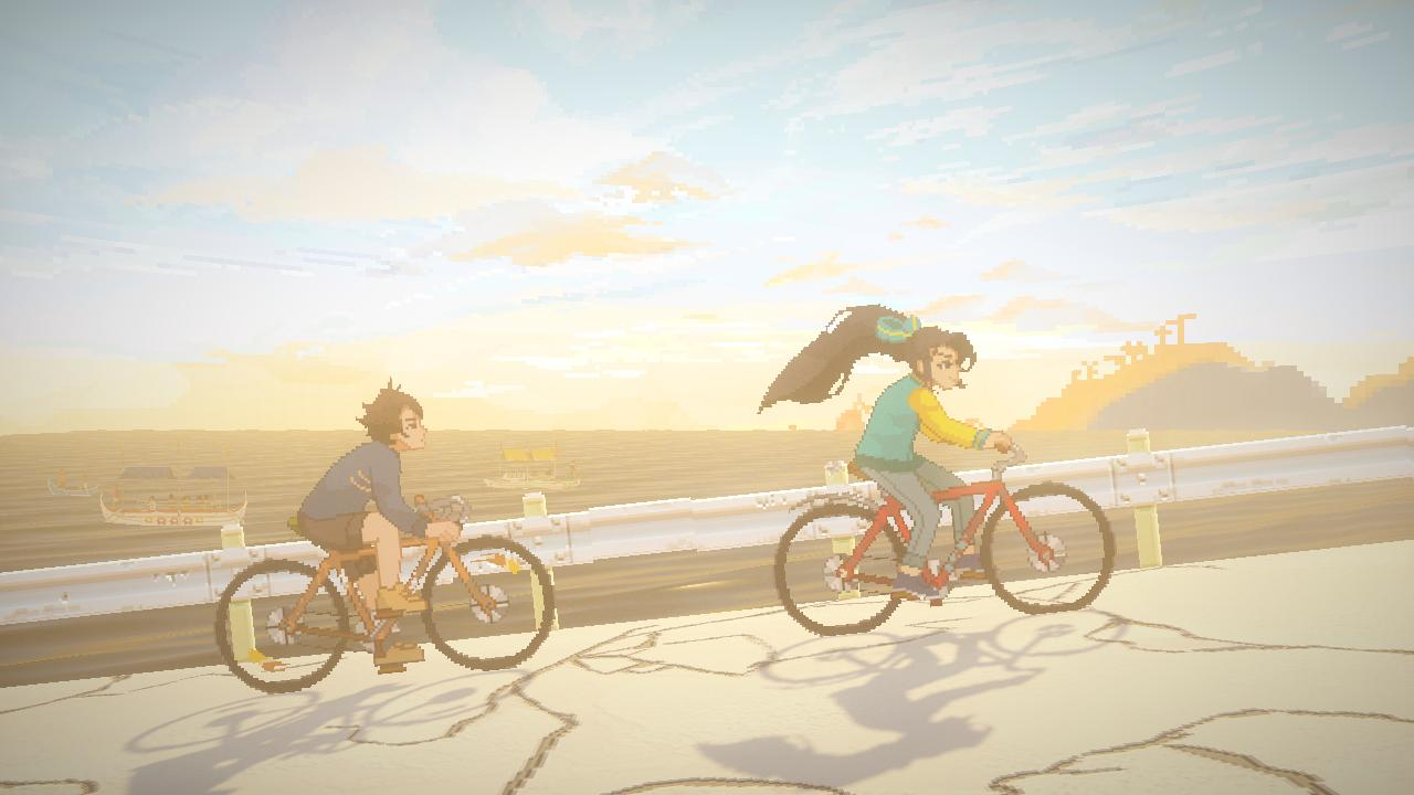 Zwei Personen fahren mit dem Fahrrad auf einer Straße am Meer. Der Himmel ist gelb und blau. Boote sind im Wasser.
