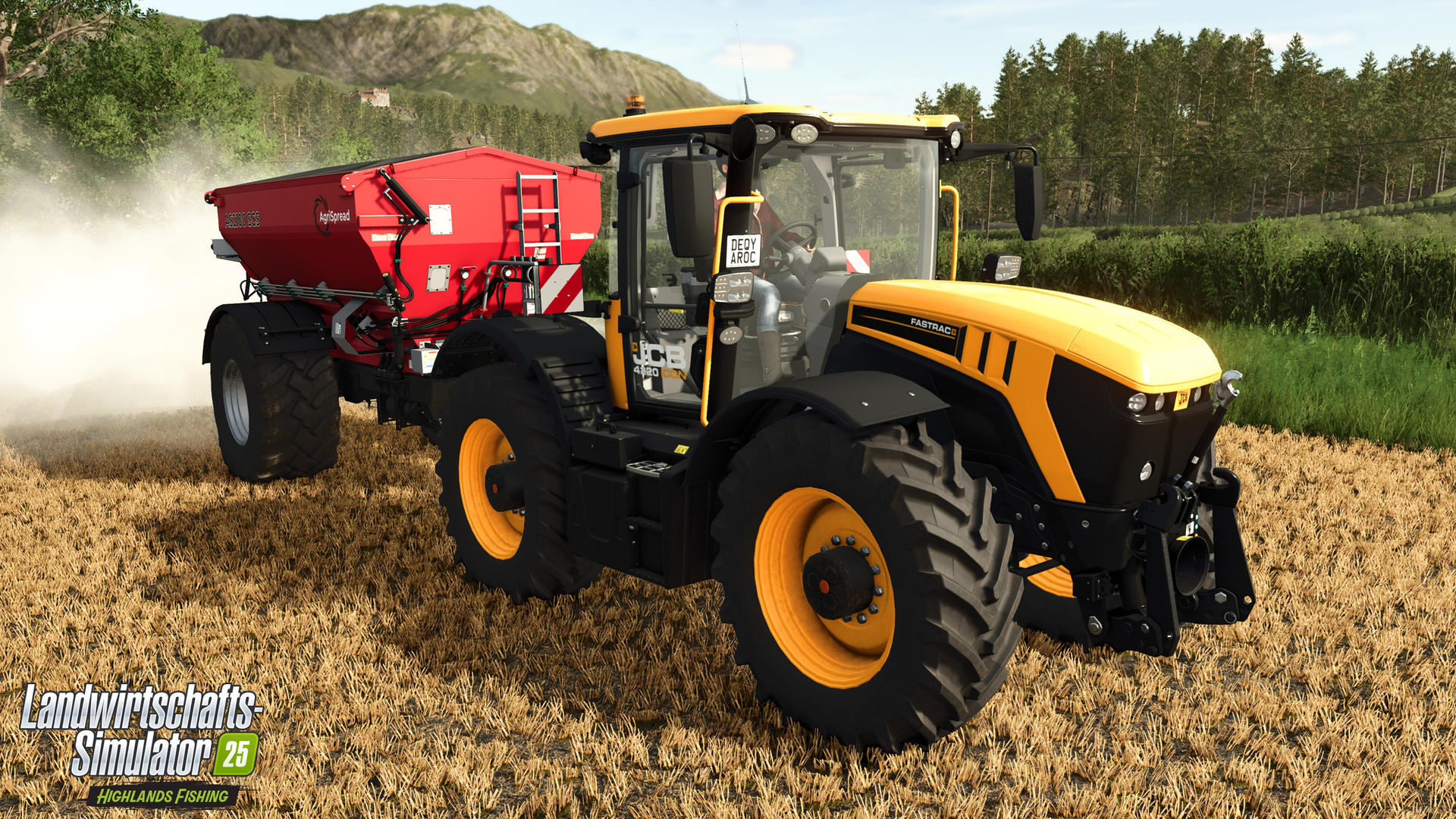 Ein gelb-schwarzer Traktor mit rotem Anhänger steht auf einem Feld. Berge und Bäume sind im Hintergrund.
