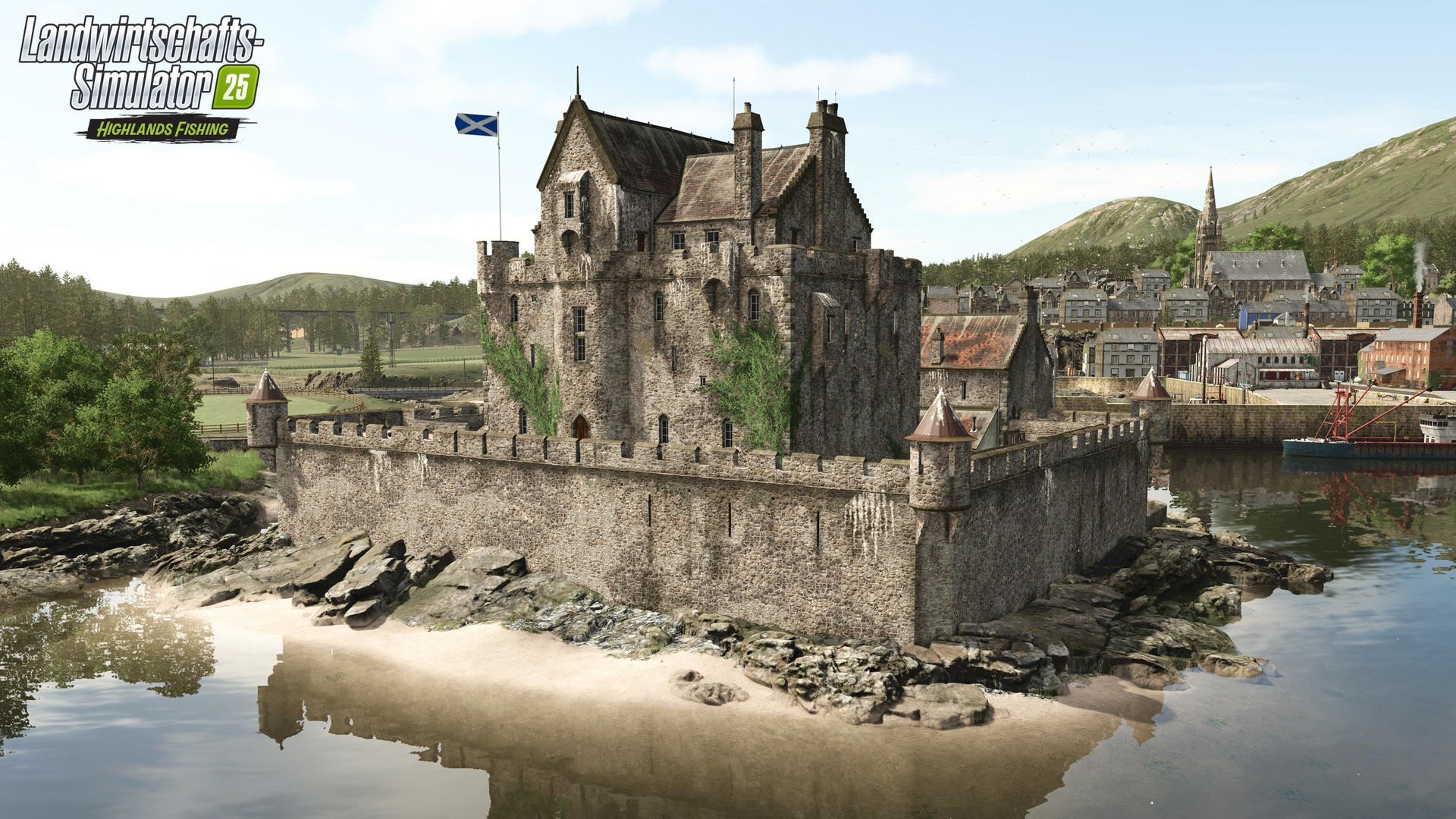 Ein steinernes Schloss mit schottischer Flagge steht auf einer felsigen Insel. Im Hintergrund eine Stadt und Berge, die sich im Wasser spiegeln.