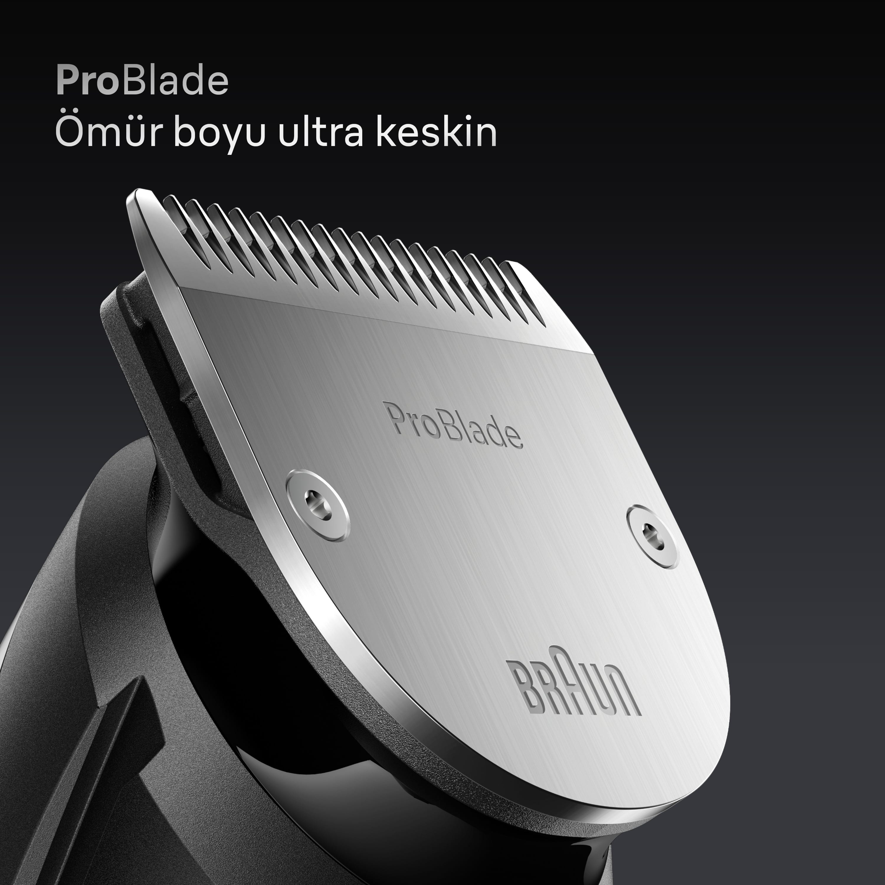ProBlade yazılı gümüş bir tıraş bıçağının yakın çekimi. Arka plan koyu gridir.