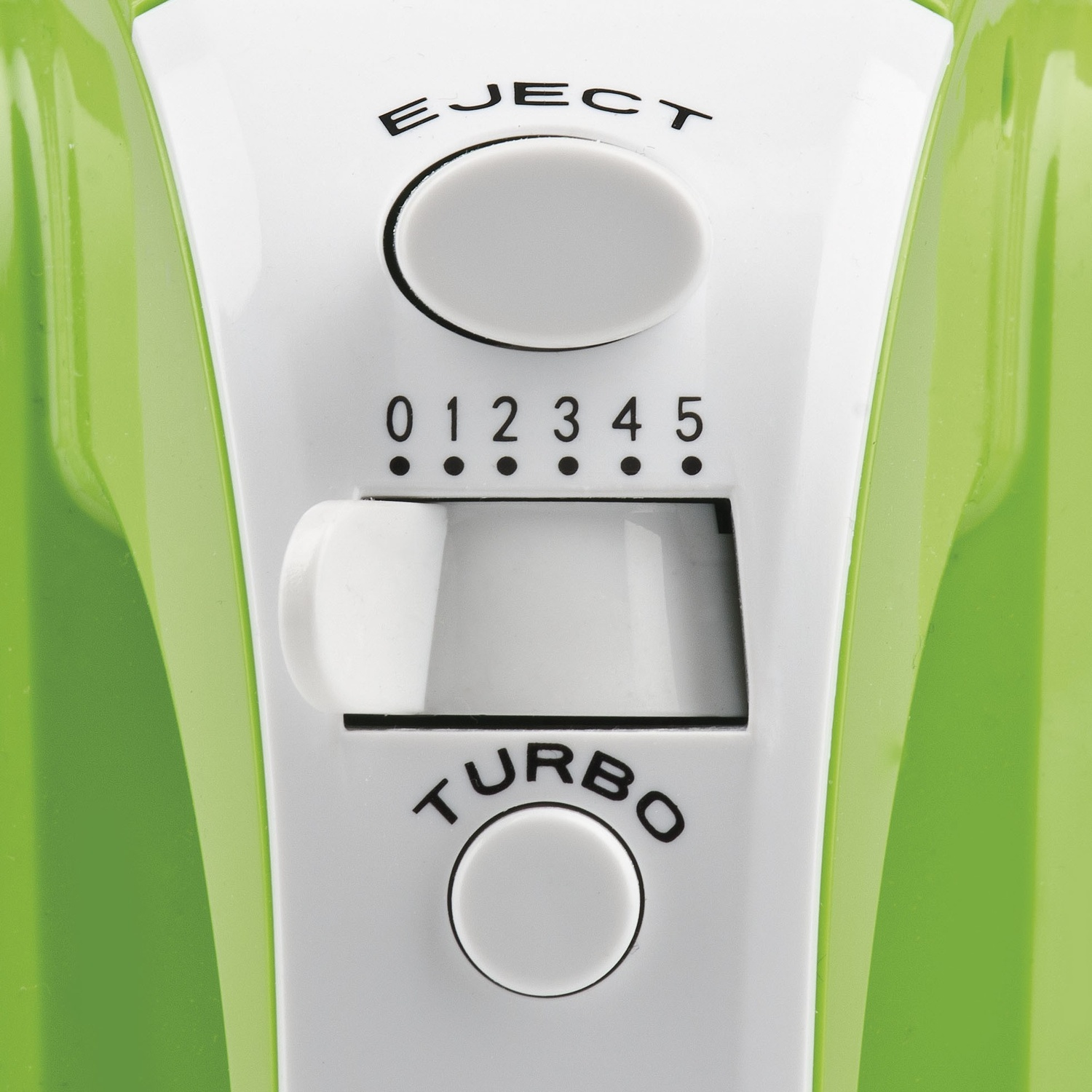 Un primo piano del pannello di controllo di un frullatore a mano. Ha un quadrante della velocità, un pulsante di espulsione e un pulsante turbo. I colori sono verde e bianco.