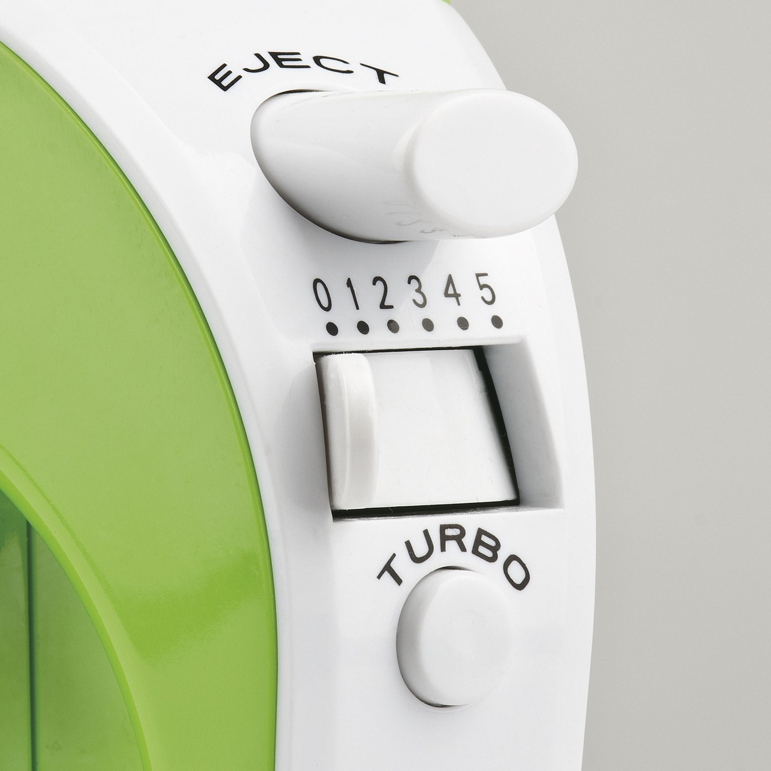 Primo piano di un frullatore a mano bianco e verde. Include un pulsante di espulsione, impostazioni di velocità 0-5 e un pulsante turbo.