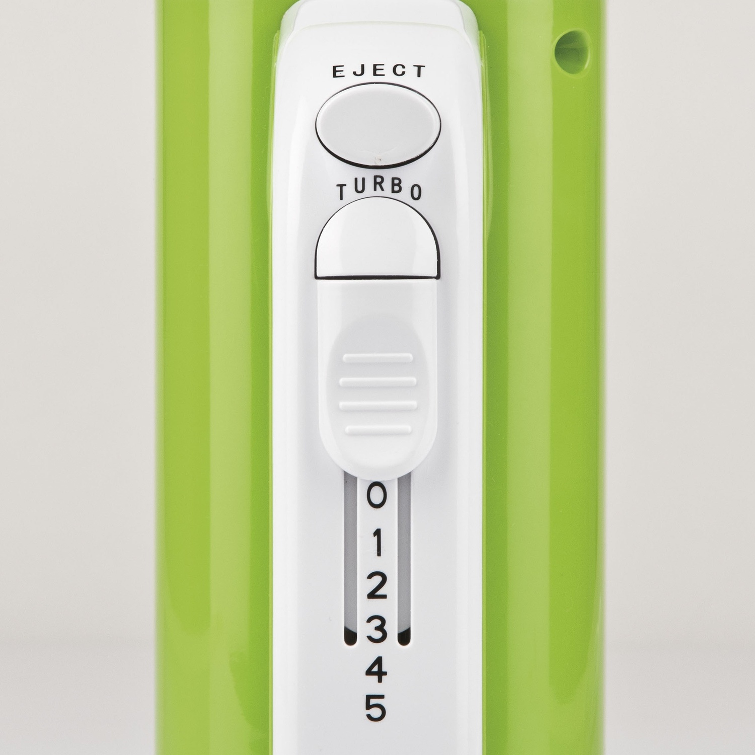Primo piano di un frullatore a mano verde e bianco. Ha pulsanti per espulsione e turbo, con un quadrante di velocità numerato da 0 a 5.