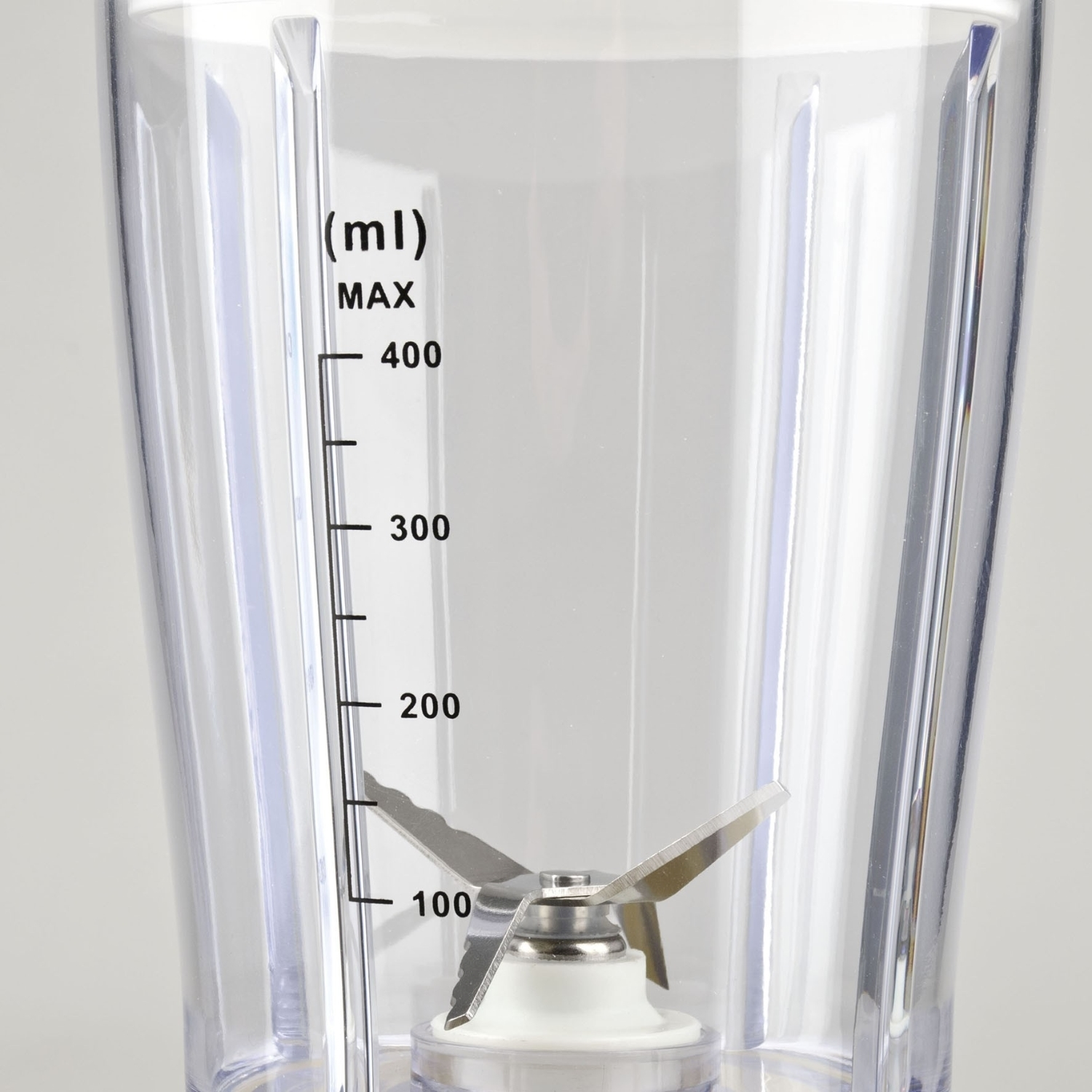 Un boccale di frullatore trasparente con segni di misurazione (ml). Lame in acciaio inossidabile sul fondo. Il livello max è 400 ml.
