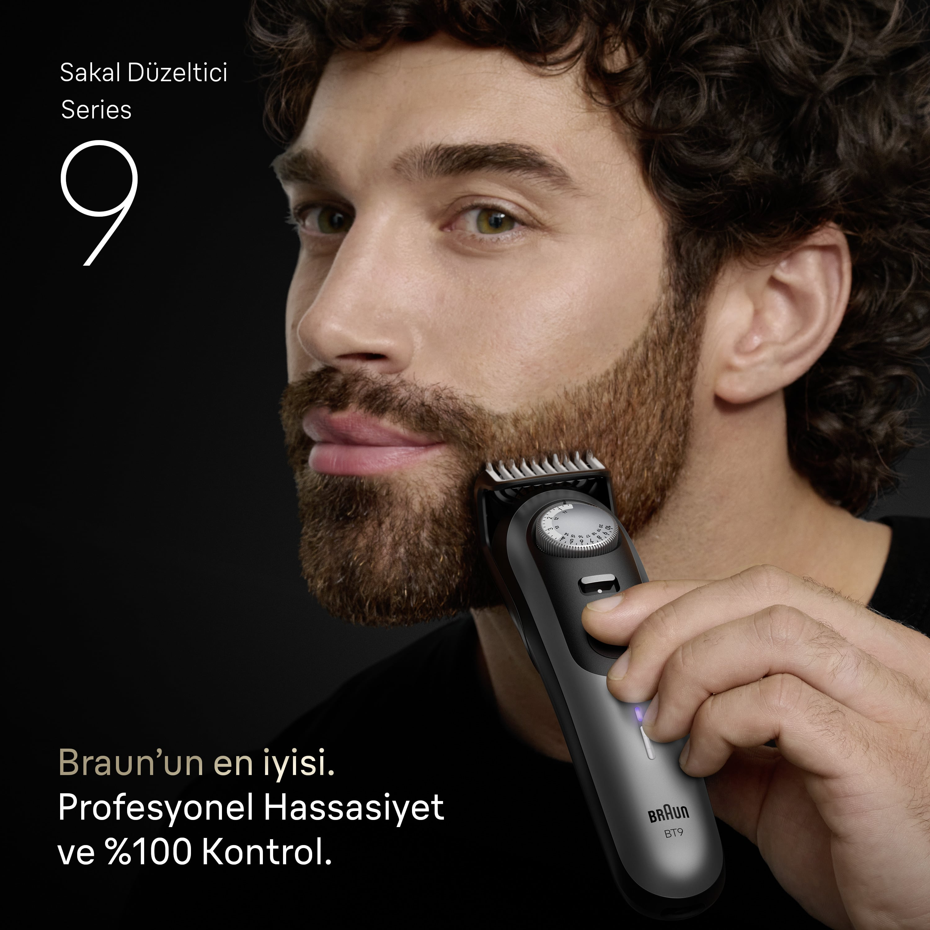 Adam, siyah bir düzeltici ile sakalını tıraş ediyor. Düzeltici yanağının yanında tutuluyor. Metinde Braun ve Series 9 yazıyor.