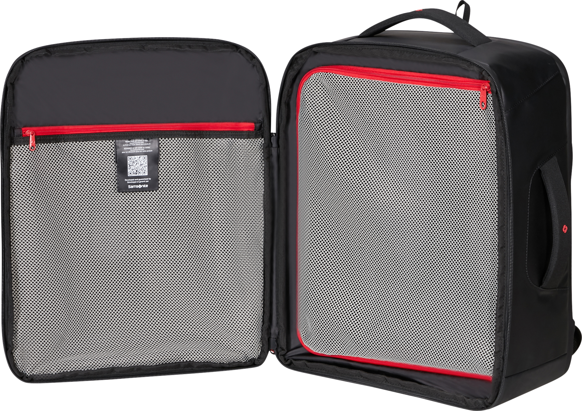 Fekete Samsonite hátizsák, nyitva hálós zsebekkel, piros cipzárral és díszítéssel. Az egyik oldalon egy QR-kóddal ellátott címke található.