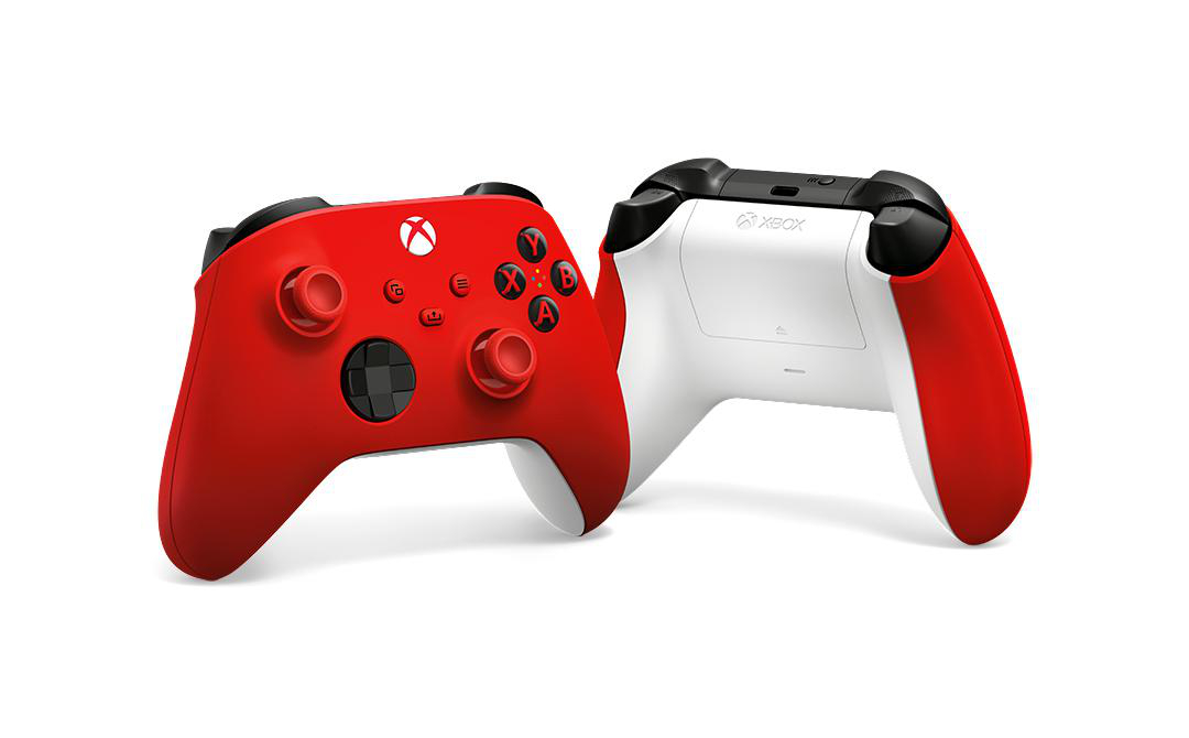 Zwei Xbox-Controller. Einer rot und der andere weiß mit roten Akzenten. Beide befinden sich auf weißem Hintergrund.