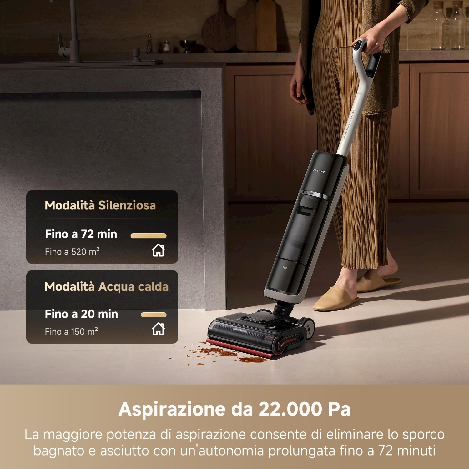 Una donna tiene un aspirapolvere in bianco e nero. Le informazioni mostrano modalità e tempi di pulizia. Liquido marrone sul pavimento.