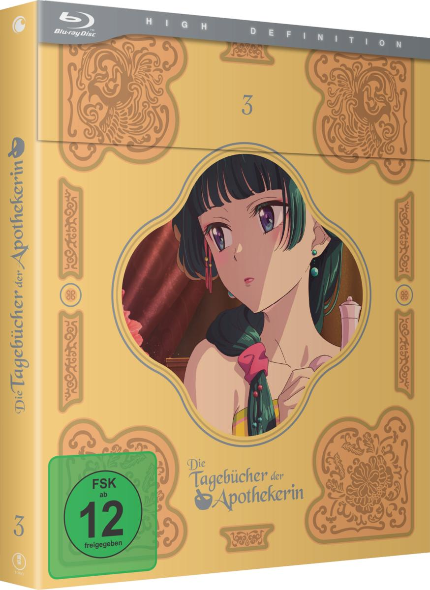Blu-ray-Box-Art. Anime-Mädchen mit schwarzem Haar, grünen Augen und rosa Schleife. Beiger Hintergrund mit Blumendesigns. Deutscher Titel.
