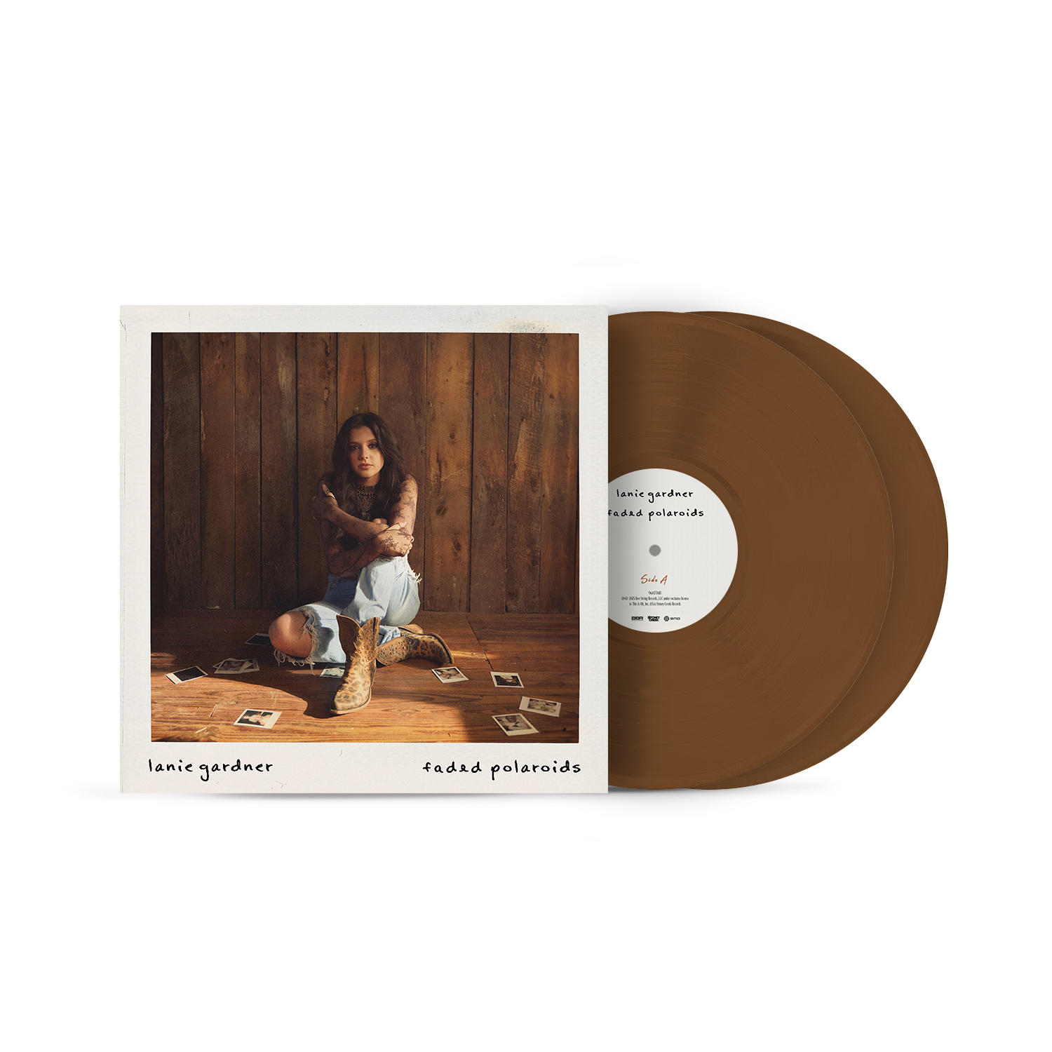 Frau sitzt vor Holzvertäfelung, Albumcover mit braunen Vinyls. Album mit dem Titel "Faded Polaroids" von Lanie Gardner.