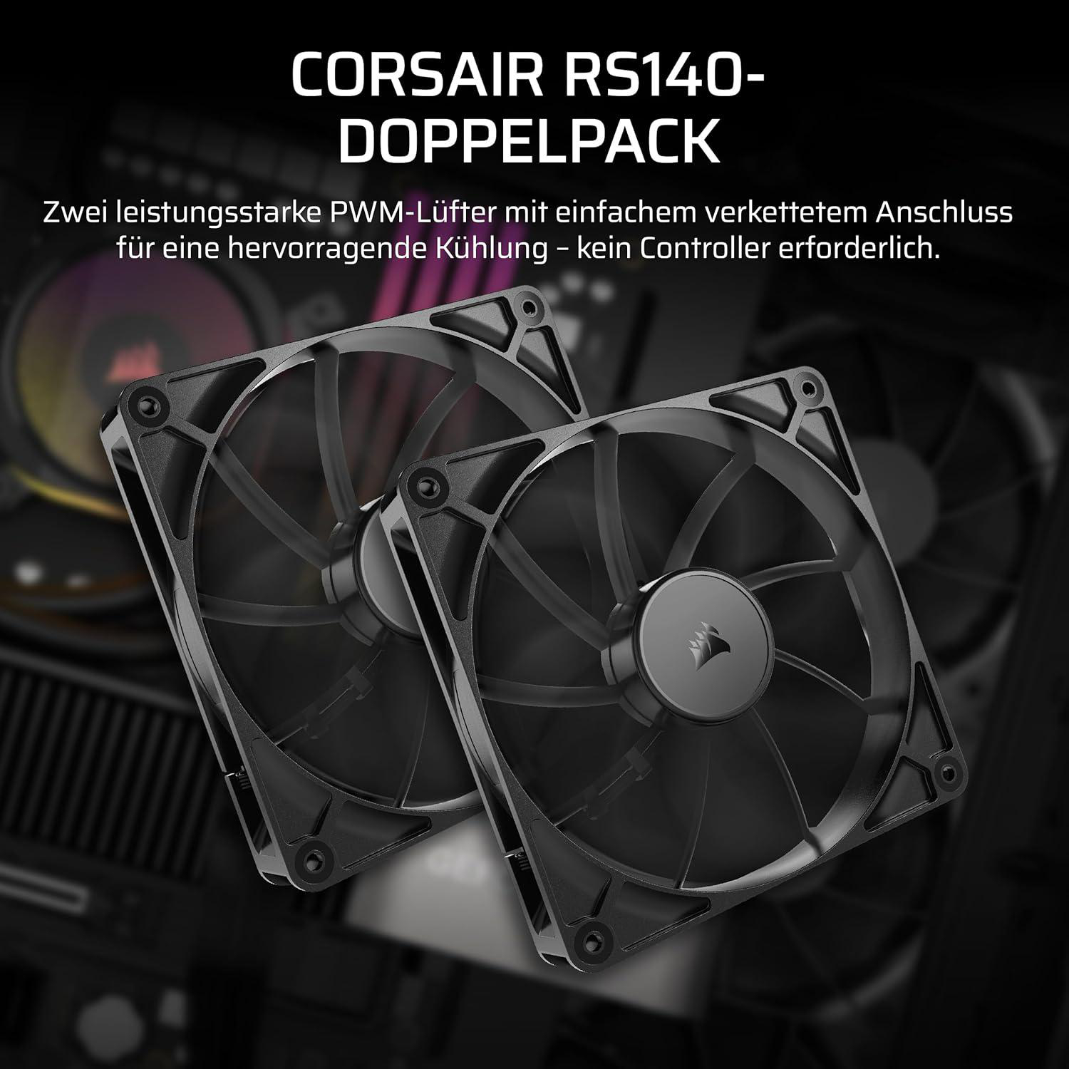Zwei schwarze Computerlüfter. Die Lüfter sind quadratisch mit gebogenen Blättern. Das Corsair-Logo ist sichtbar. Der Hintergrund ist dunkel.