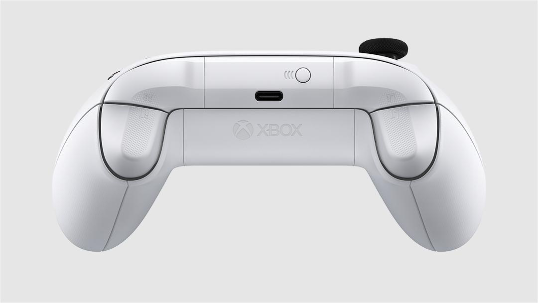 Weißer Xbox-Controller. Zu den Merkmalen gehören Knöpfe, Trigger, Thumbsticks und das Xbox-Logo. Der Hintergrund ist weiß.