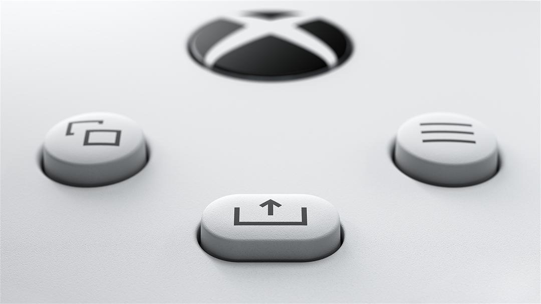 Nahaufnahme eines weißen Xbox-Controllers. Zu den Tasten gehören eine Share-Taste, eine Menütaste, ein Xbox-Logo und eine Upload-Taste mit Pfeil.
