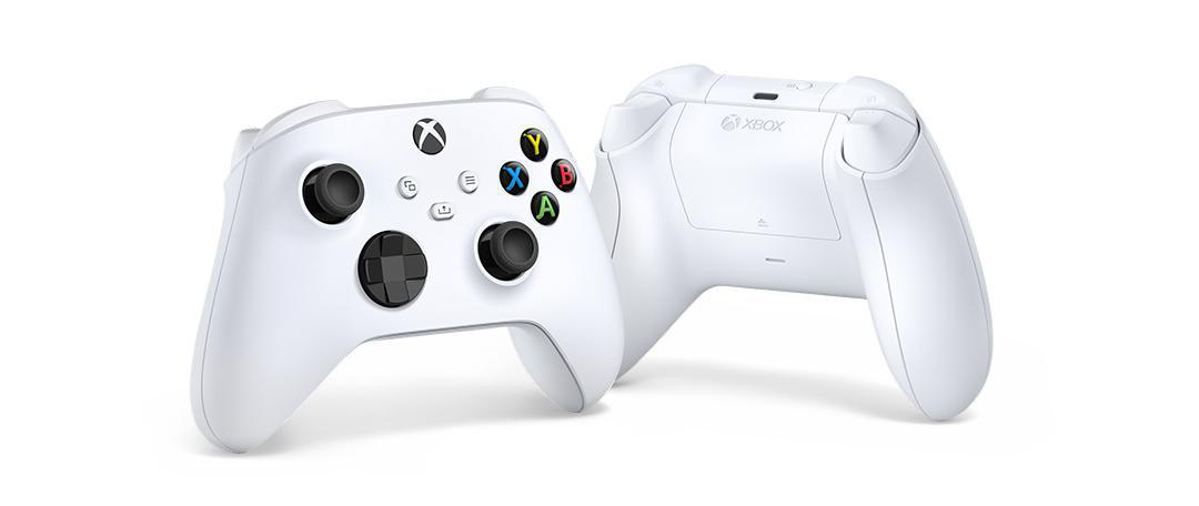 Zwei weiße Xbox-Controller werden gezeigt. Einer ist nach vorne gerichtet, der andere nach hinten. Beide Controller haben Tasten und Trigger.