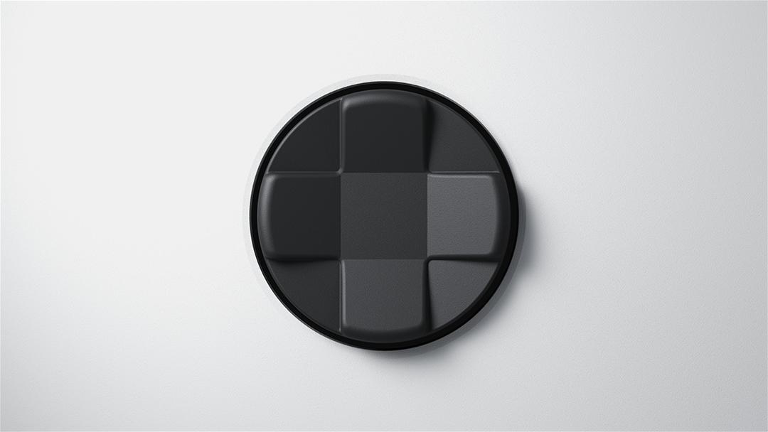 Ein schwarzes, kreisförmiges Designelement mit Schachbrettmuster. Der Hintergrund ist weiß.