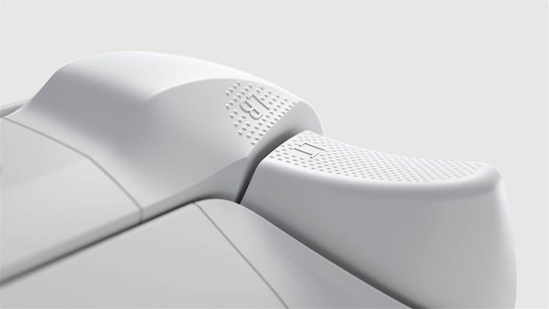 Nahaufnahme eines weißen Gamecontrollers. Die Tasten LB und L1 sind sichtbar, mit strukturierten Oberflächen und dezenten Schatten.