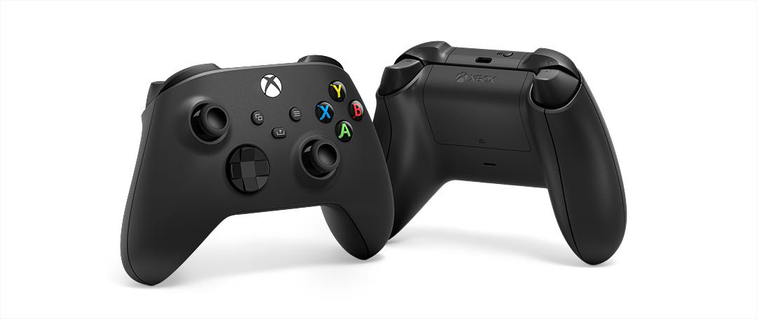 Zwei schwarze Xbox Controller werden auf einem weißen Hintergrund angezeigt, mit Knöpfen und Xbox Logos.