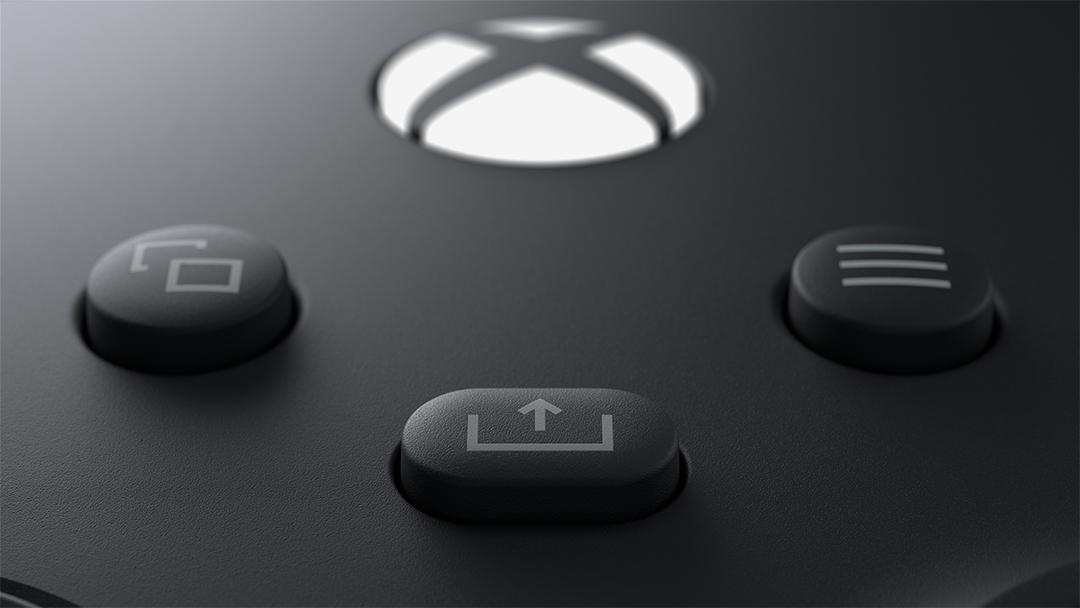 Nahaufnahme eines schwarzen Xbox-Controllers. Sichtbar sind das Xbox-Logo, eine Teilen-Taste, eine Menütaste und eine Upload-Taste.