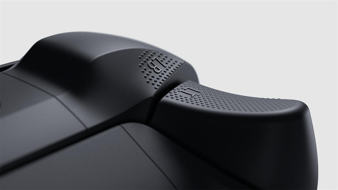 Nahaufnahme eines schwarzen Gamecontrollers. Die LB-Taste und der L1-Trigger sind sichtbar. Der Controller hat eine strukturierte Oberfläche.