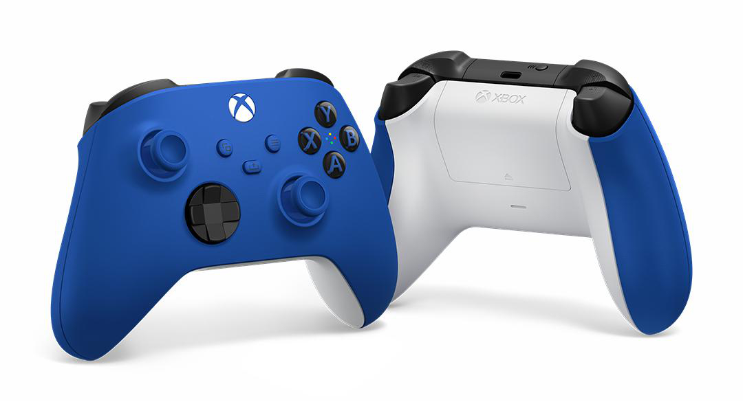 Zwei Xbox-Controller: einer blau, einer weiß. Tasten sind A, B, X, Y und ein Steuerkreuz. Das Xbox-Logo ist sichtbar.
