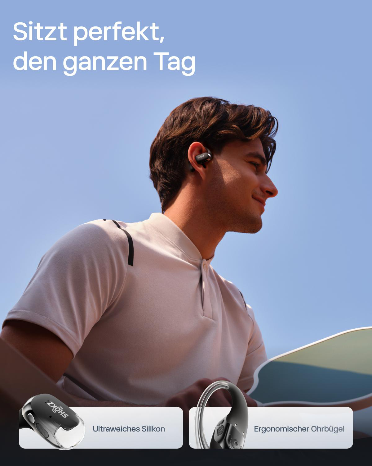 Ein Mann mit Ohrhörern lächelt. Text lautet: „Passt perfekt, den ganzen Tag.“ Ohrhörer-Funktionen werden hervorgehoben.