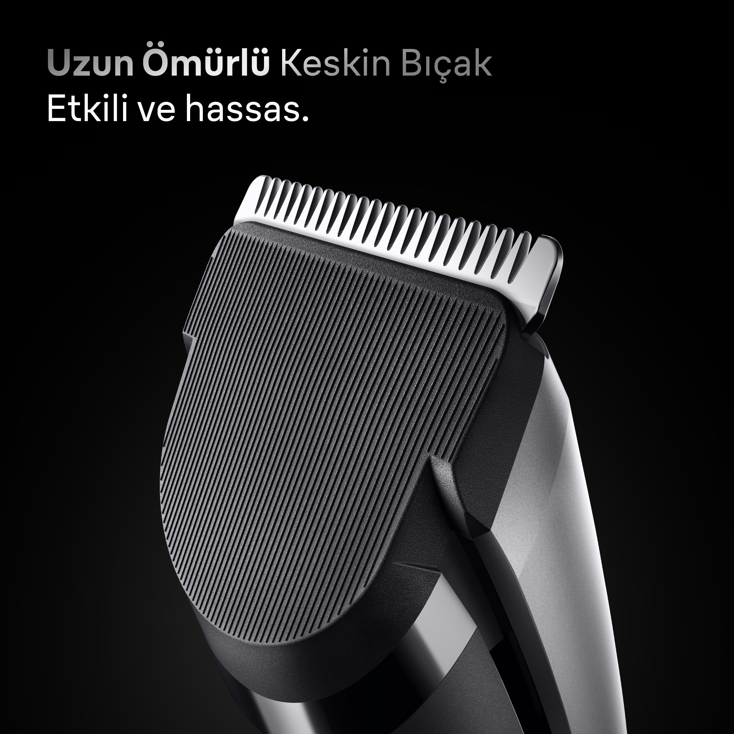 Elektrikli tıraş makinesinin kesme bıçağının yakın çekimi. Arka plan siyah. Bıçak gümüş rengi.