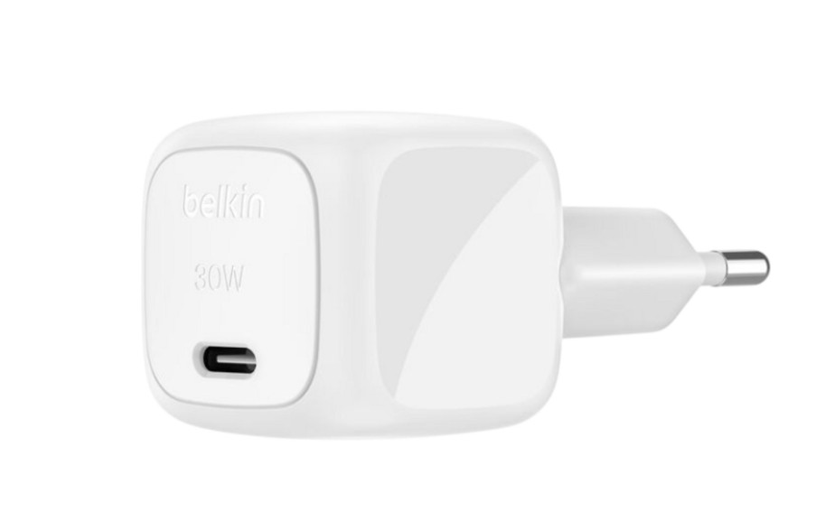USB-C portlu beyaz bir Belkin 30W şarj cihazı. Sağ tarafında bir fiş var.