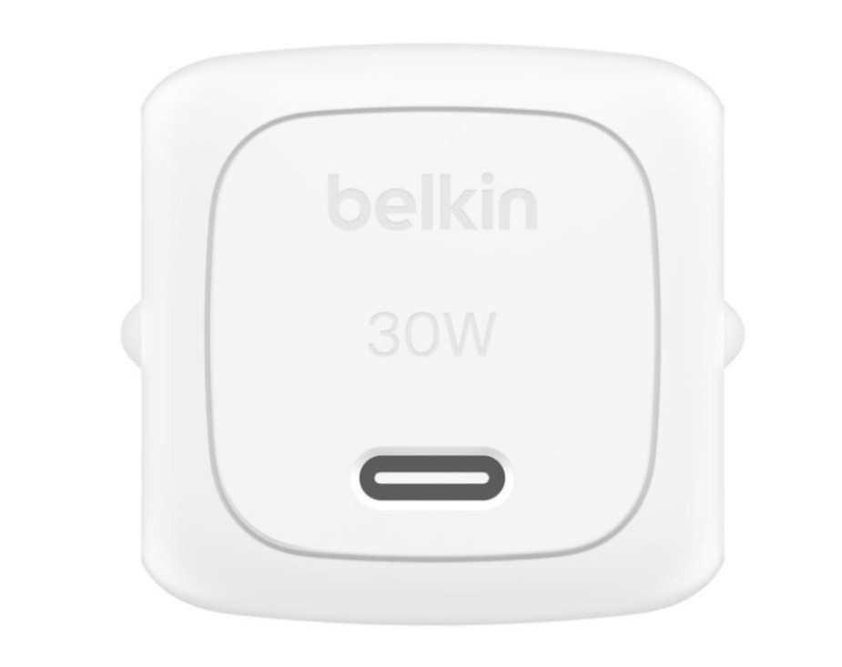 Beyaz bir Belkin 30W şarj cihazı. Bir USB-C bağlantı noktasına sahiptir ve marka adı görünür. Şarj cihazı, yuvarlak köşeli kare şeklindedir.