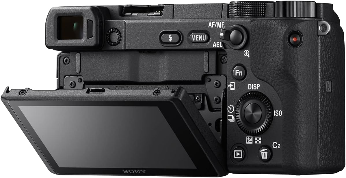 Siyah Sony kamera arkası, açılır kapanır ekranlı. Düğmeler, kadranlar ve çeşitli işaretler görünür. Ekran açıktır.