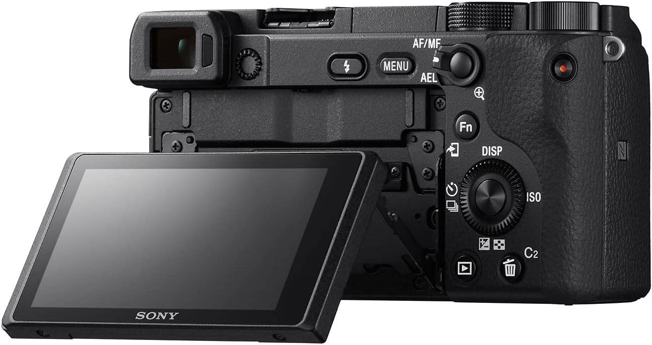 Siyah Sony fotoğraf makinesi, açık ekranlı. Düğmeler ve kadranlar görünür. SONY kelimesi ekranda.