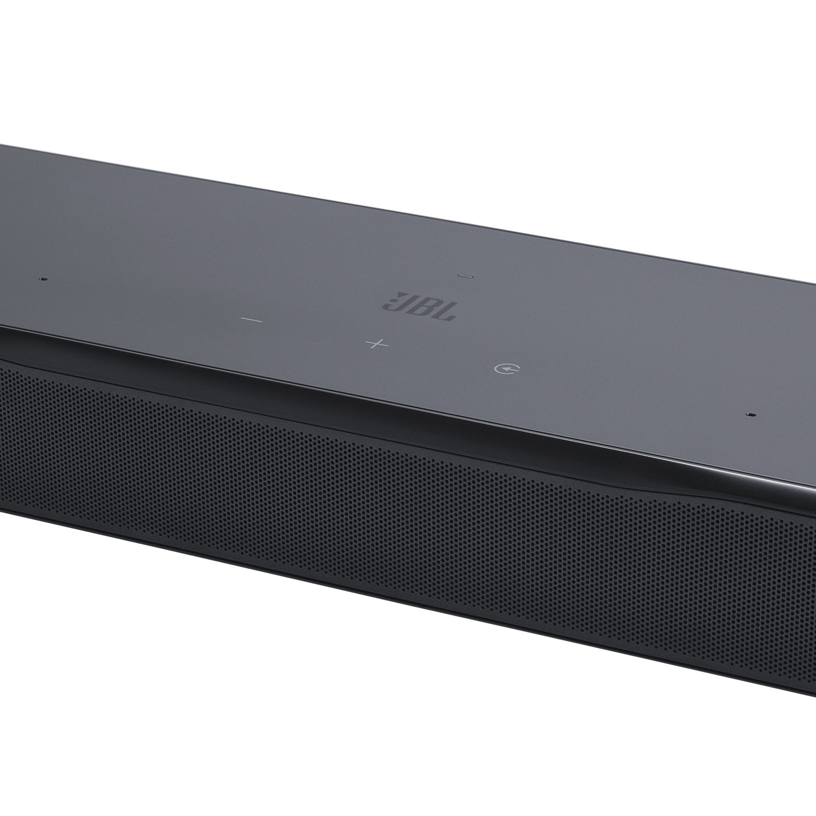 Hacim ve güç düğmeleri olan siyah bir JBL soundbar. Ön tarafında bir ağ vardır ve üst kısmı JBL logosuyla pürüzsüzdür.