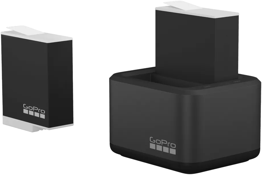 Deux batteries GoPro noires, une dans un chargeur. Les batteries ont des dessus blancs. Le chargeur est également noir avec le logo GoPro.
