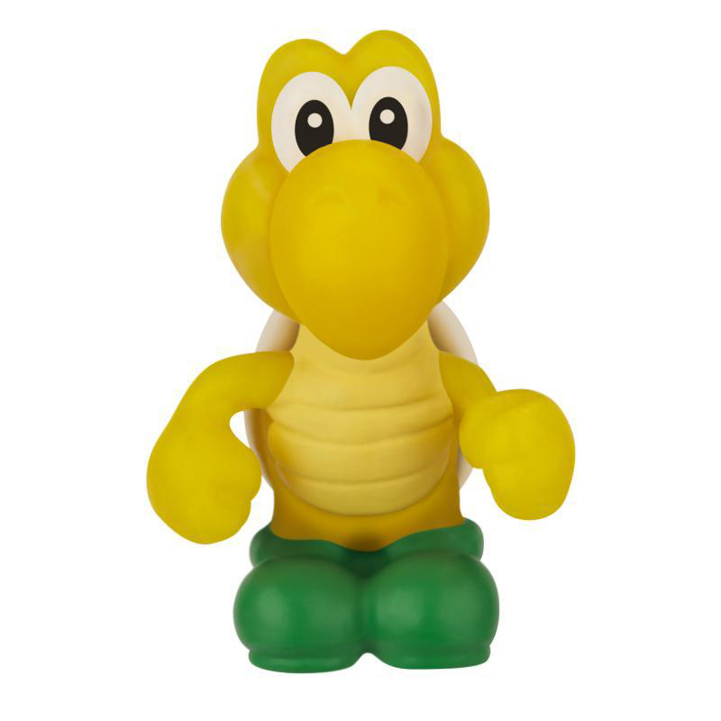 Ein gelbes Koopa Troopa Spielzeug mit grüner Hose. Es hat einen großen Kopf, schwarze Augen und kleine Arme. Der Hintergrund ist weiß.