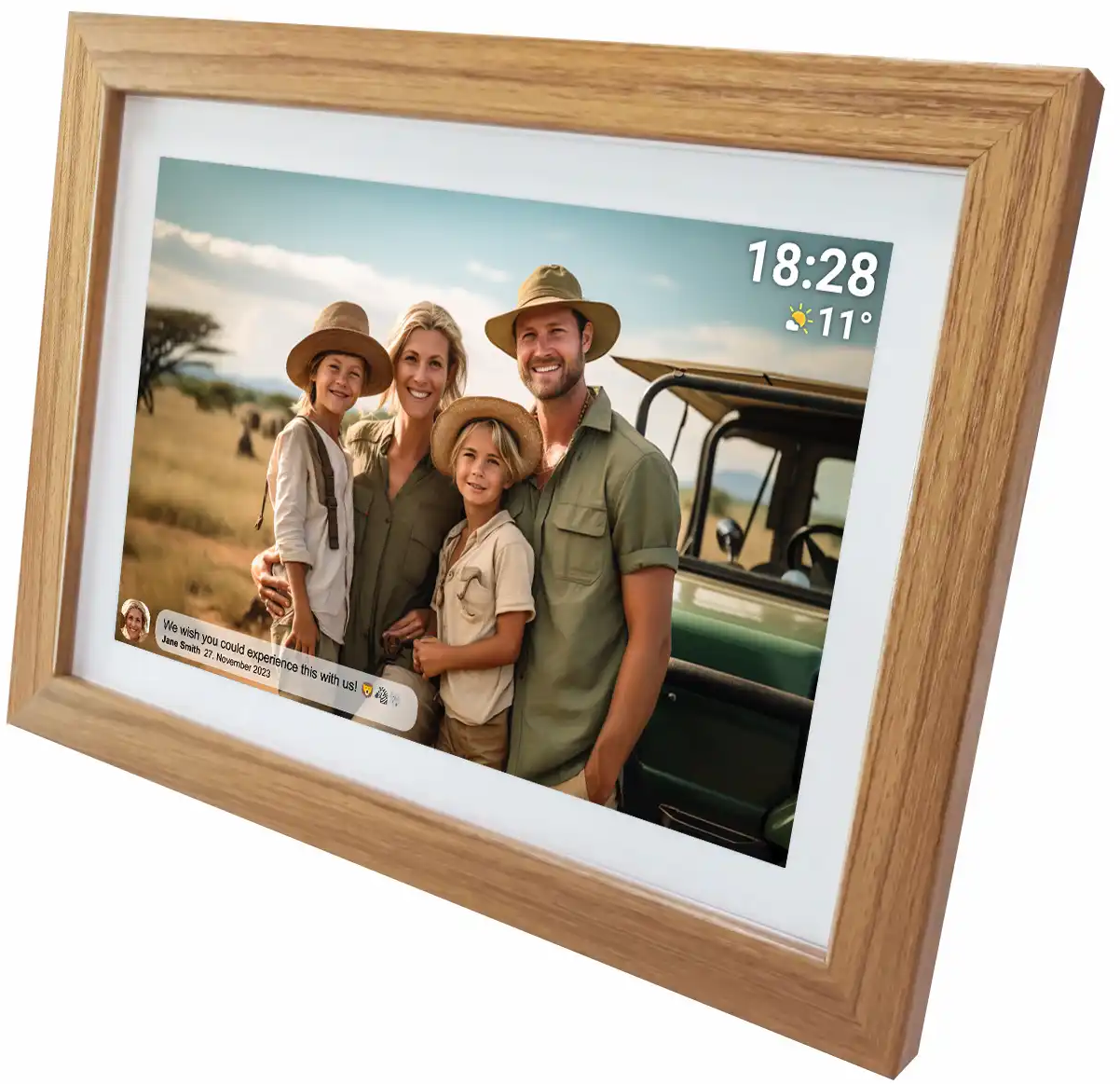 Famille en tenue de safari sur un écran dans un cadre en bois. L'heure et la température sont affichées. Publication sur les réseaux sociaux visible.