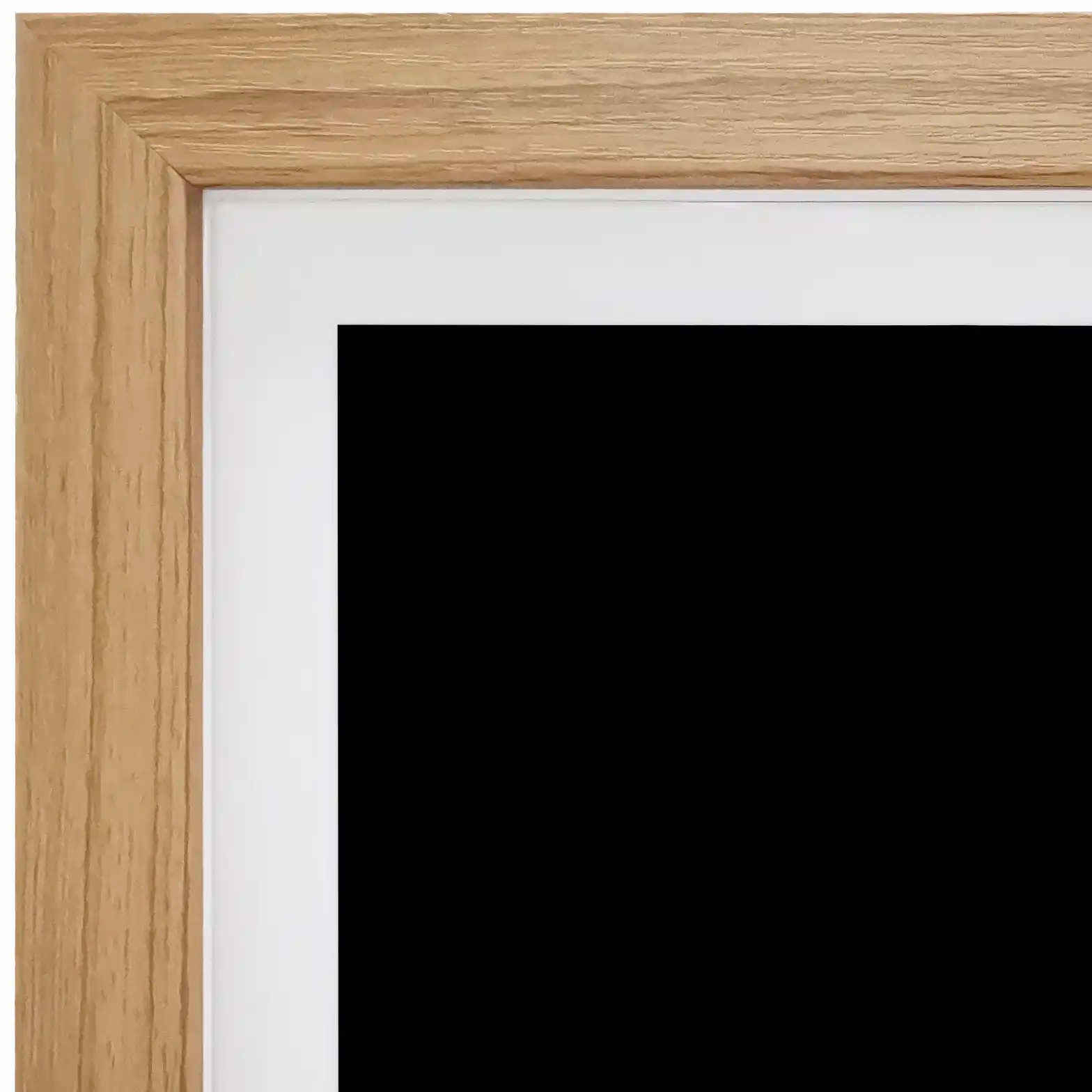 Une œuvre d'art encadrée. Le cadre est en bois brun clair. À l'intérieur, il y a une bordure blanche, puis un carré noir.