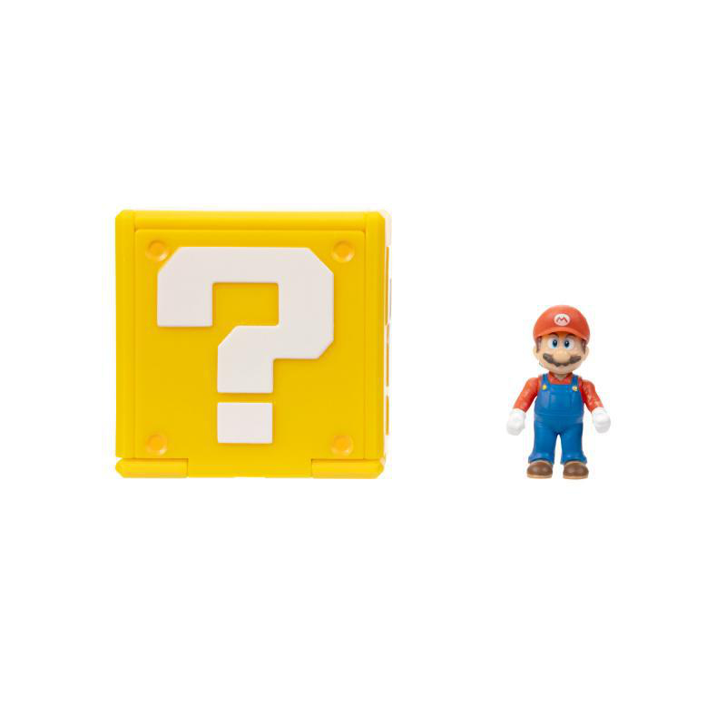 Gelber Fragezeichenblock und eine kleine Mario-Figur. Mario trägt eine rote Kappe, ein rotes Hemd und blaue Latzhosen. Weißer Hintergrund.