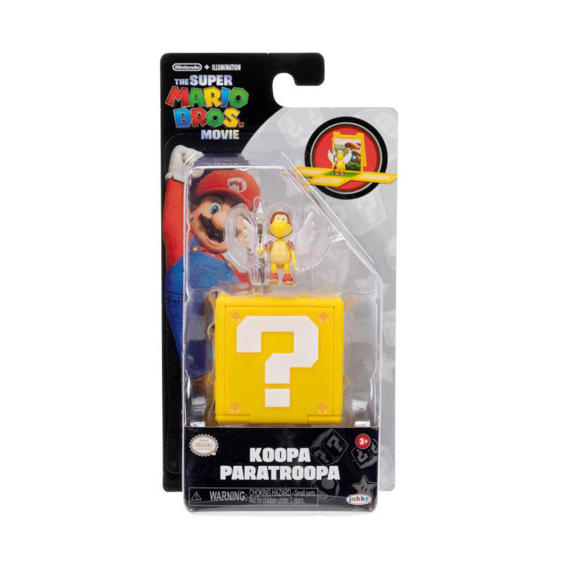 Ein Koopa Paratroopa-Spielzeug in einer Verpackung. Die Verpackung zeigt das Logo von The Super Mario Bros Movie, einen gelben Fragezeichenblock und einen Koopa Paratroopa.