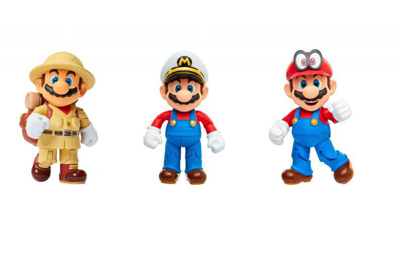Drei Mario-Figuren. Einer im Safari-Outfit, einer mit Kapitänsmütze und einer mit roter Mütze, alle mit blauen Overalls, weißen Handschuhen.