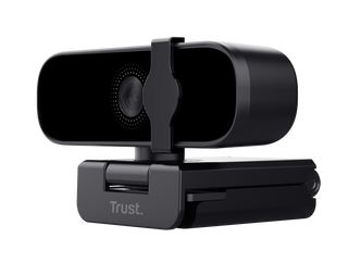 Czarna kamera internetowa Trust. Ma prostokątny kształt z obiektywem pośrodku. Stoi na regulowanej podstawie.