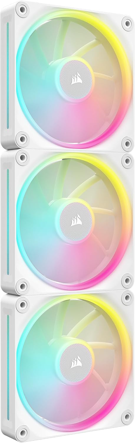 Drei weiße Computerlüfter mit Regenbogen-LED-Beleuchtung. Jeder Lüfter hat ein zentrales Logo und sichtbare Flügel.