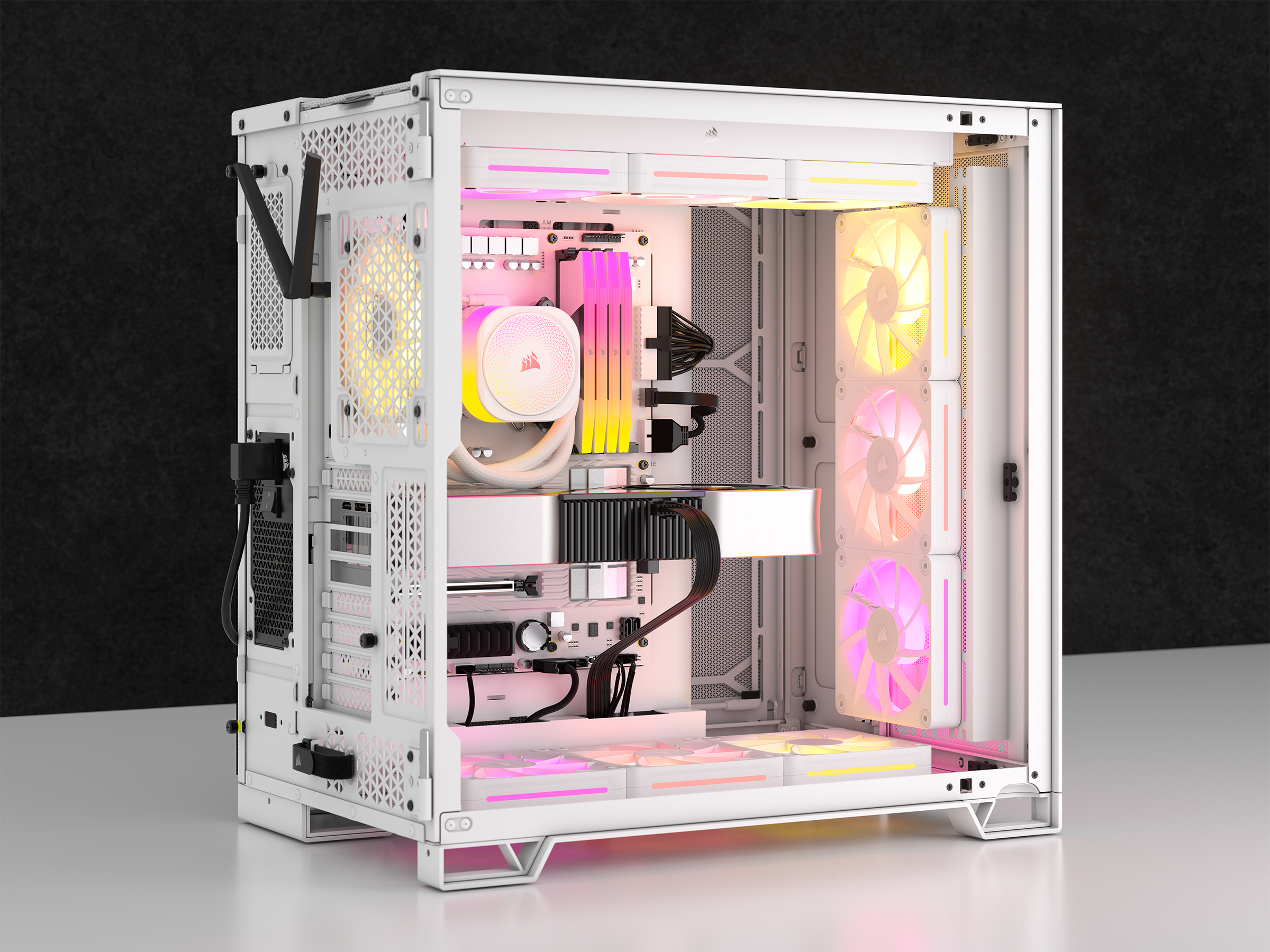 Weißes PC-Gehäuse mit internen Komponenten, die von farbigen LEDs beleuchtet werden. Lüfter, RAM und Wasserkühler sind sichtbar. Schwarzer Hintergrund.