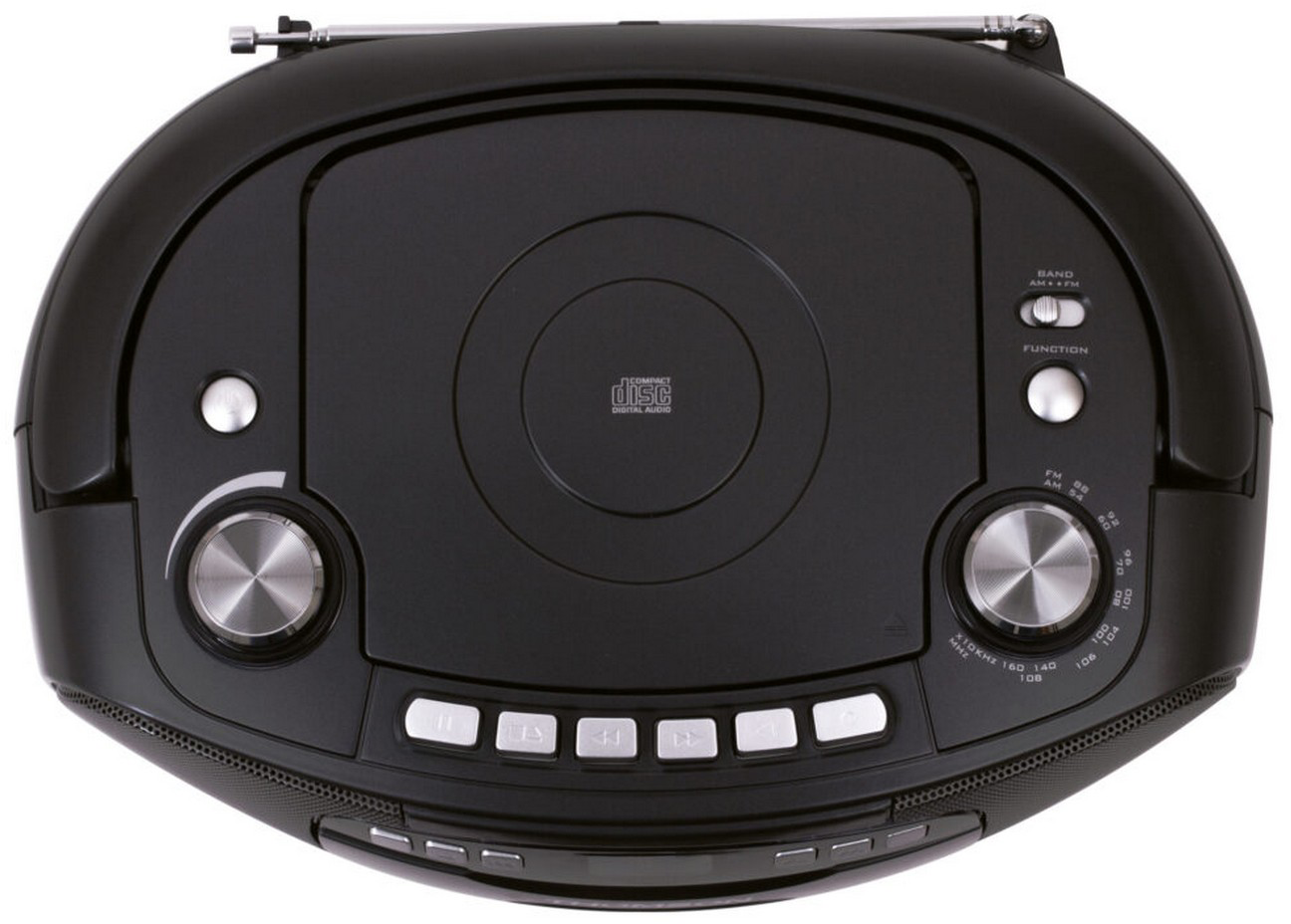 Egy fekete boombox CD-lejátszóval, rádióval, gombokkal és ezüst antennával. Van egy kompaktlemez logója.