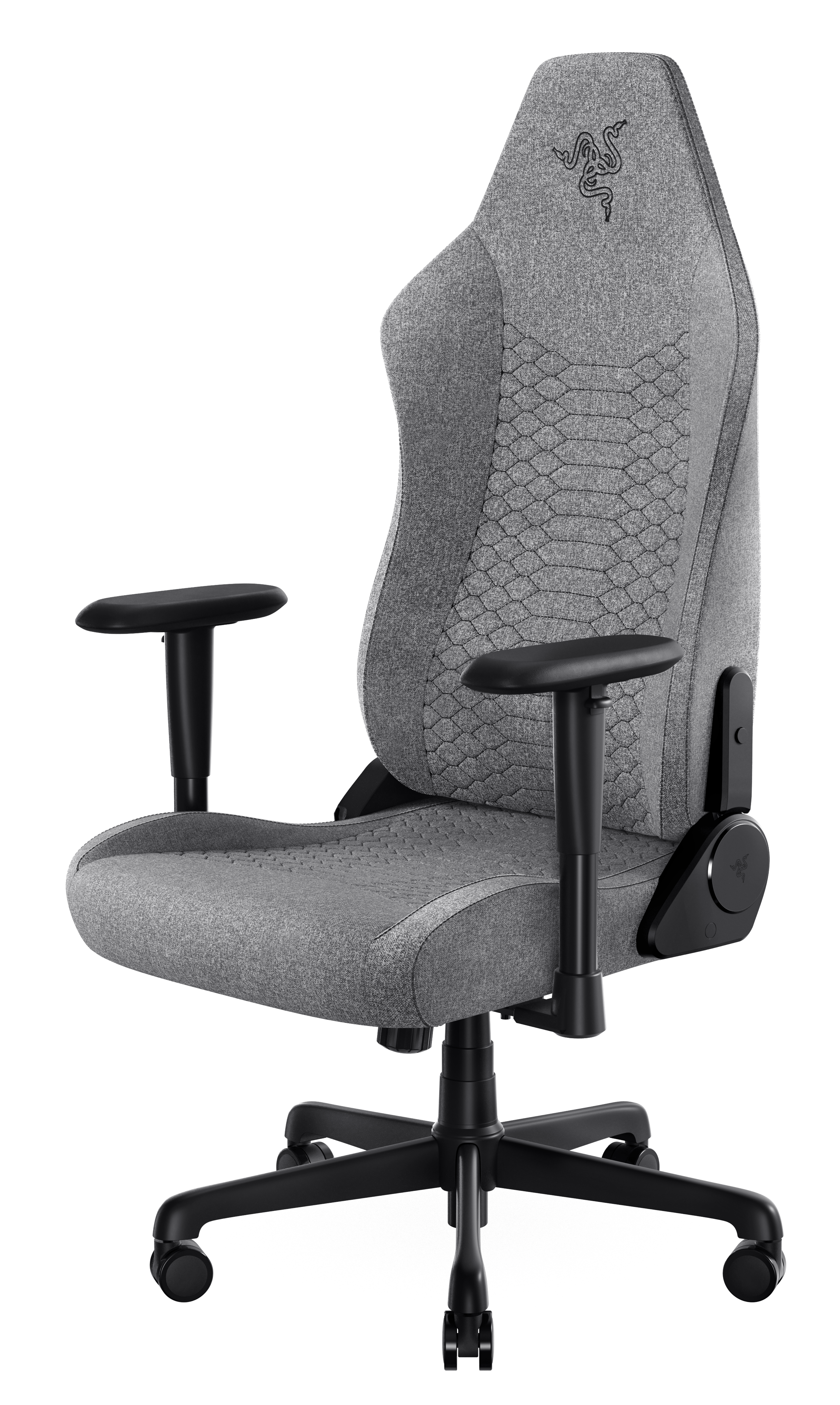 Szary fotel gamingowy Razer. Ma wysokie oparcie, podłokietniki i czarną podstawę z kółkami. Logo Razer z tyłu.