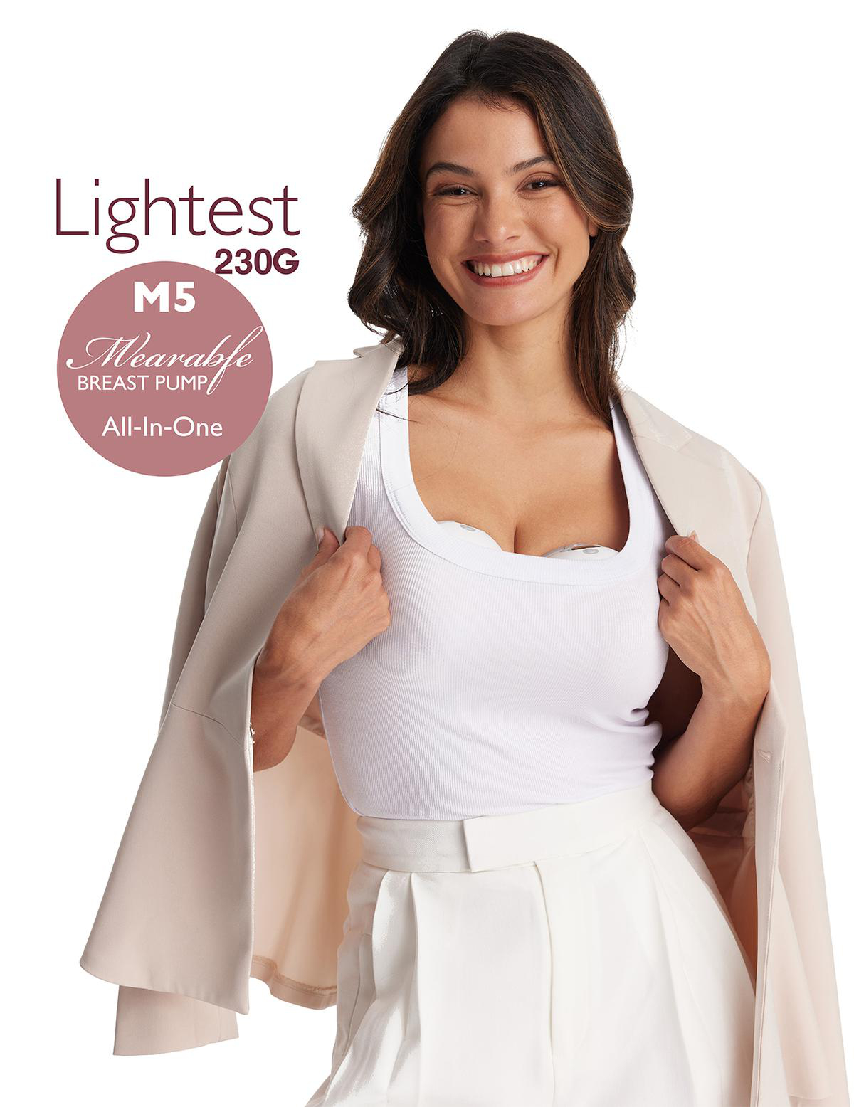 Eine Frau lächelt, trägt ein weißes Oberteil und einen beigen Blazer. Eine Brustpumpe ist sichtbar. Text: 'Lightest M5 Wearable Breast Pump'.