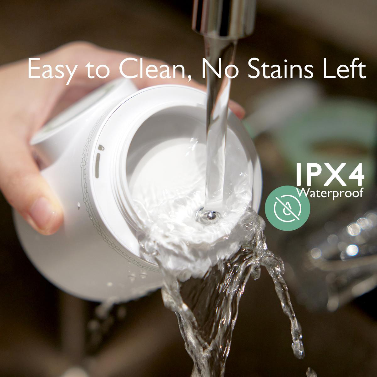 Wasser fließt in einen weißen Behälter. Text: 'Easy to Clean, No Stains Left' und 'IPX4 Waterproof'.