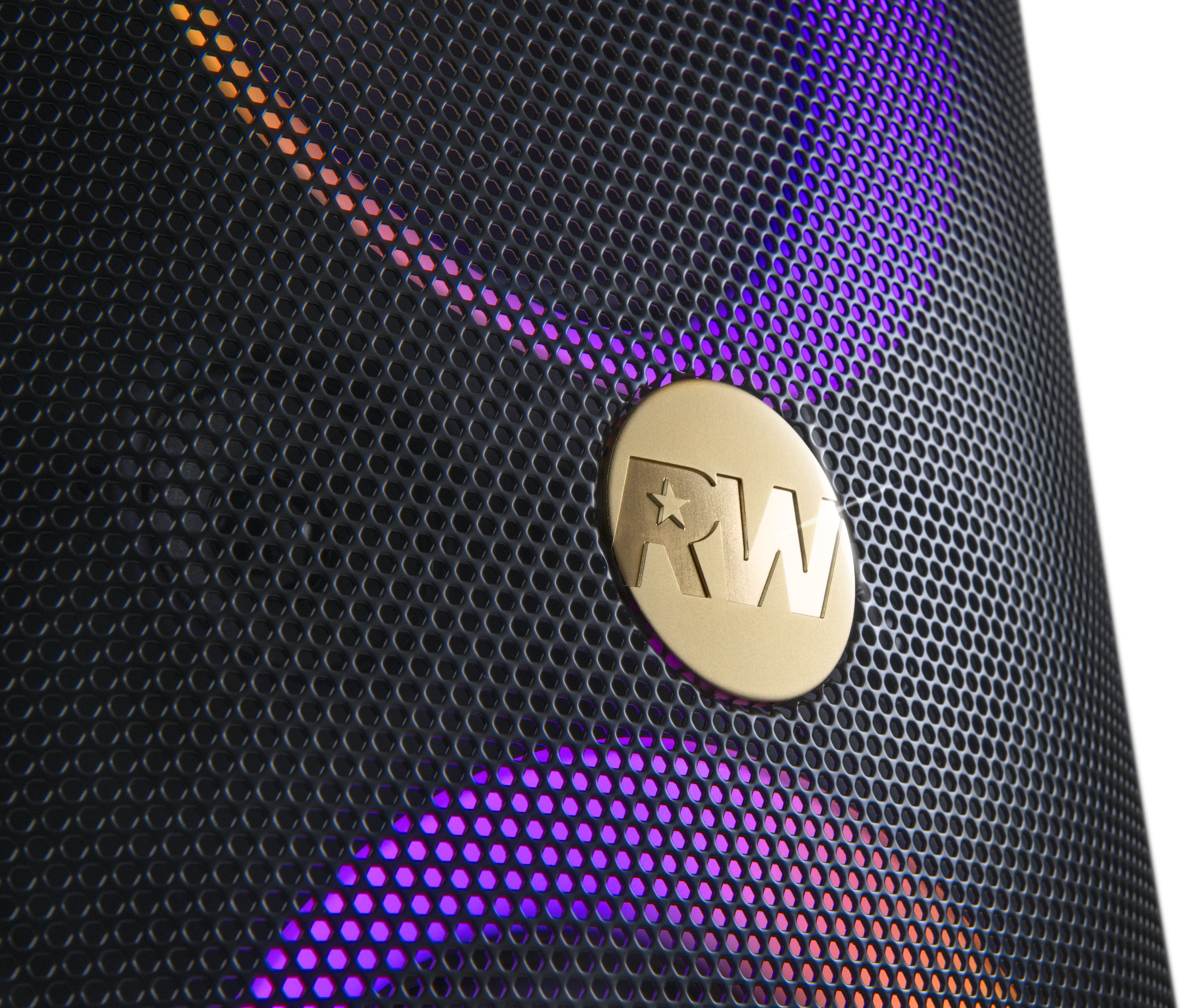 Gros plan sur une grille de haut-parleur noire avec un logo doré. Des lumières violettes et oranges brillent à travers les trous. Le logo présente les lettres RW.
