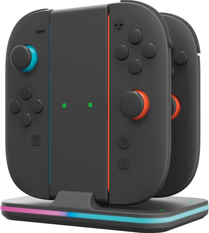 Base di ricarica nera per controller di gioco con due controller. Uno ha un joystick blu, l'altro arancione. La base ha una striscia luminosa.