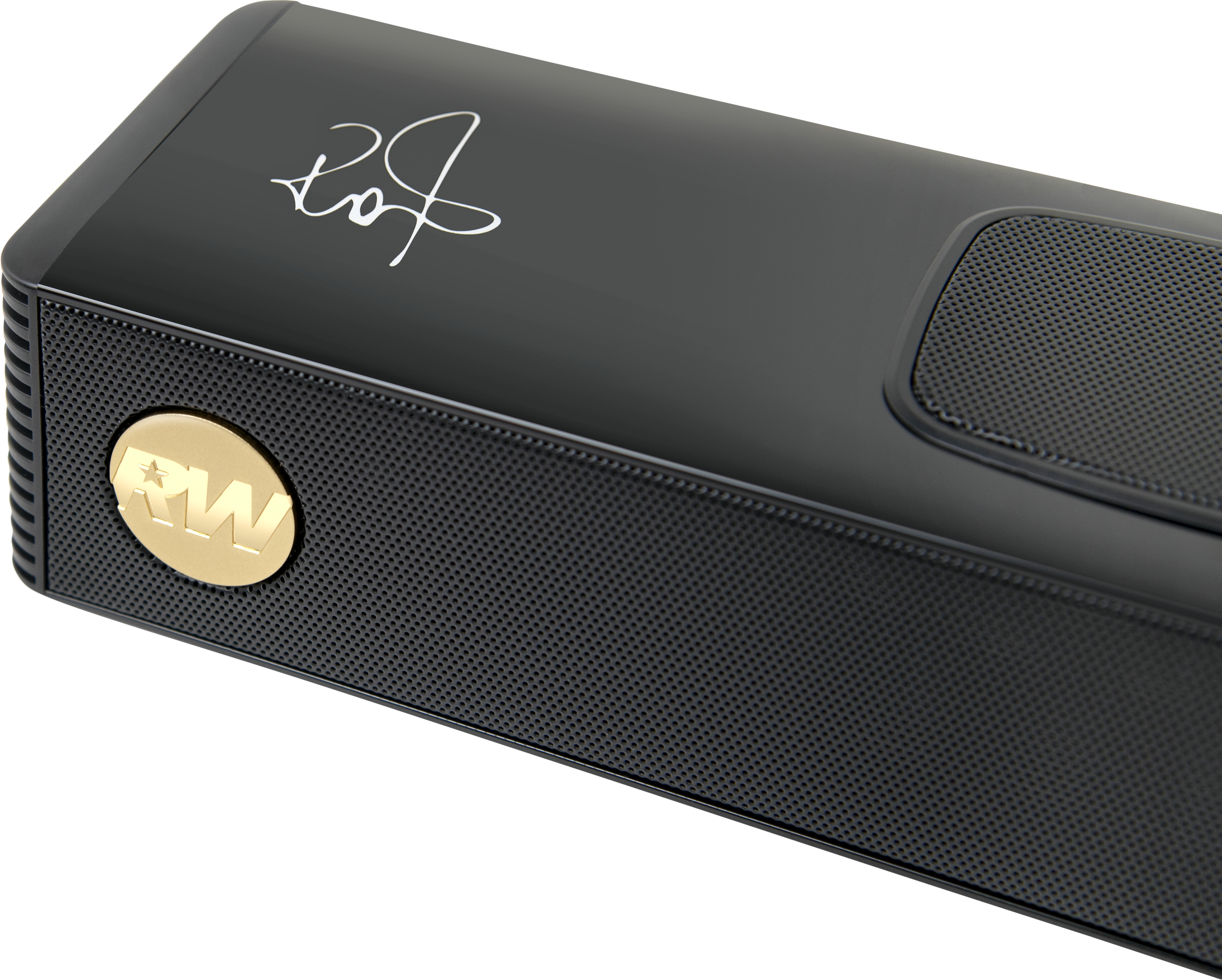 Soundbar nera con logo RW dorato e firma. L'altoparlante ha un frontale perforato. Angolo in alto a destra con pannello a rete.