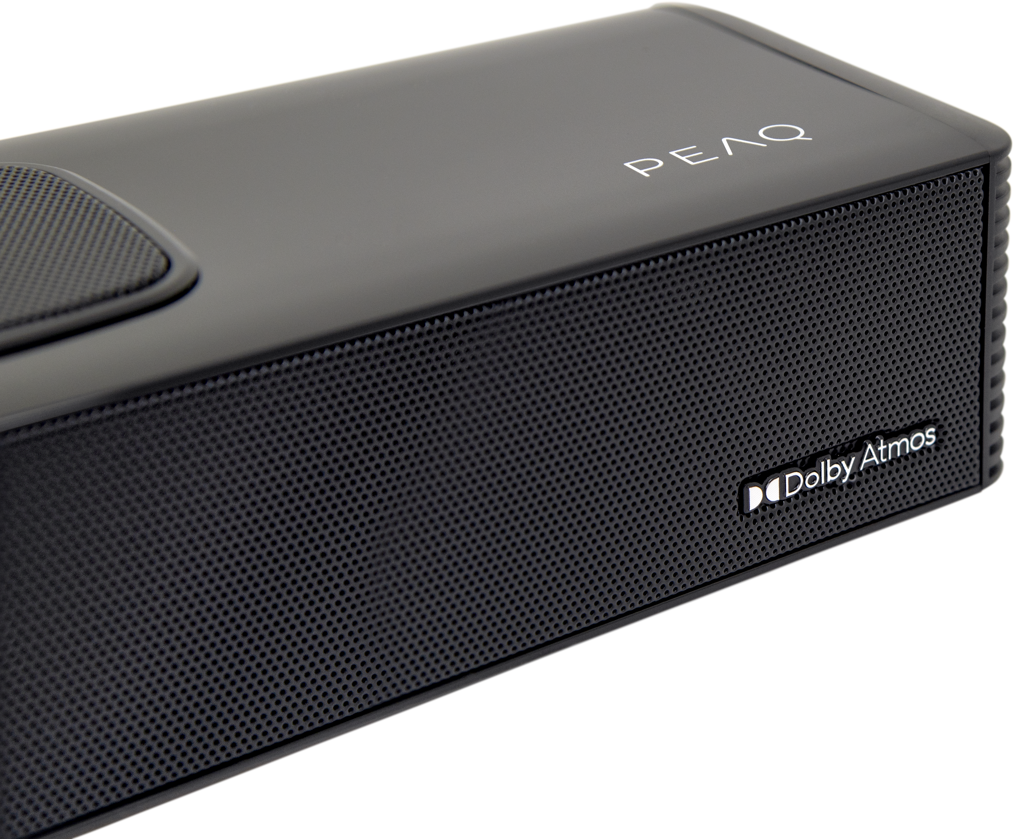 Una soundbar nera con la scritta PEAQ in alto e il logo Dolby Atmos sul davanti. Ha una griglia per altoparlanti e una superficie liscia.